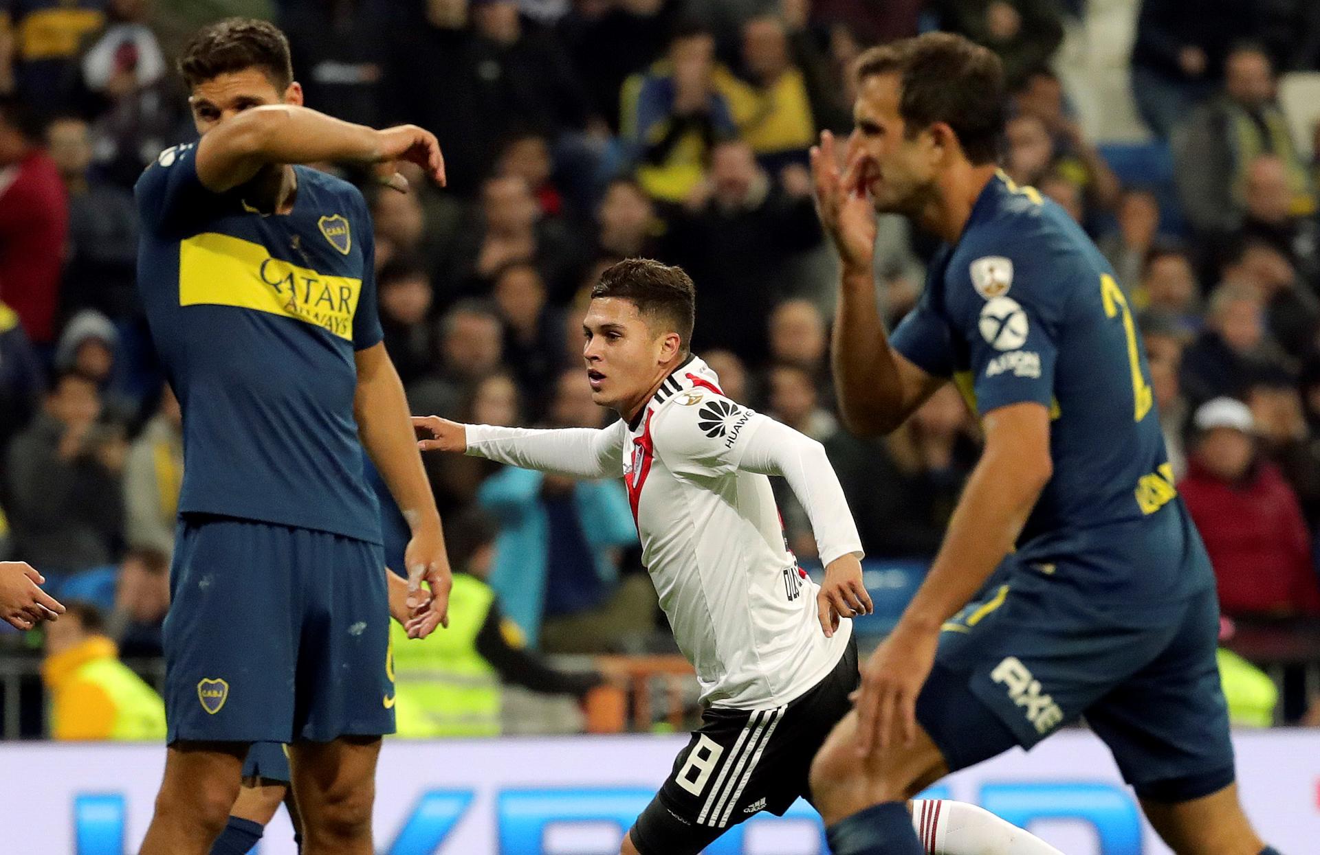 El centrocampista colombiano Juan Fernando Quintero (c) celebra el 9 de diciembre de 2018 el  gol marcado a Boca Juniors durante el partido de vuelta de la final de la Copa Libertadores que River Plate ganó por 3-1 en el estadio Santiago Bernabeu de Madrid. EFE/JuanJo Martin
