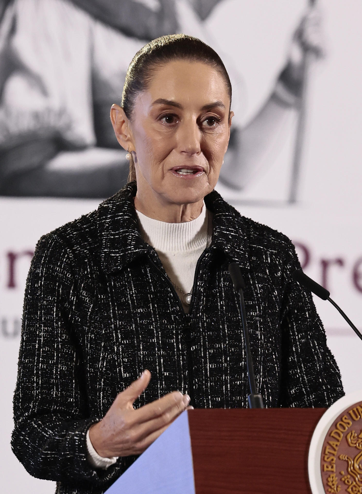 La presidenta de México, Claudia Sheinbaum, habla durante una rueda de prensa este viernes, en Palacio Nacional de la Ciudad de México (México). EFE/José Méndez
