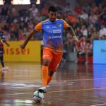 El exfutbolista paraguayo Juan Manuel Salgueiro participa en el Partido de las Estrellas en Asunción (Paraguay). EFE/ Juan Pablo Pino