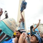 Jugadores e integrantes del plantel de Racing festejan el título con los aficionados en Buenos Aires (Argentina). EFE/STR