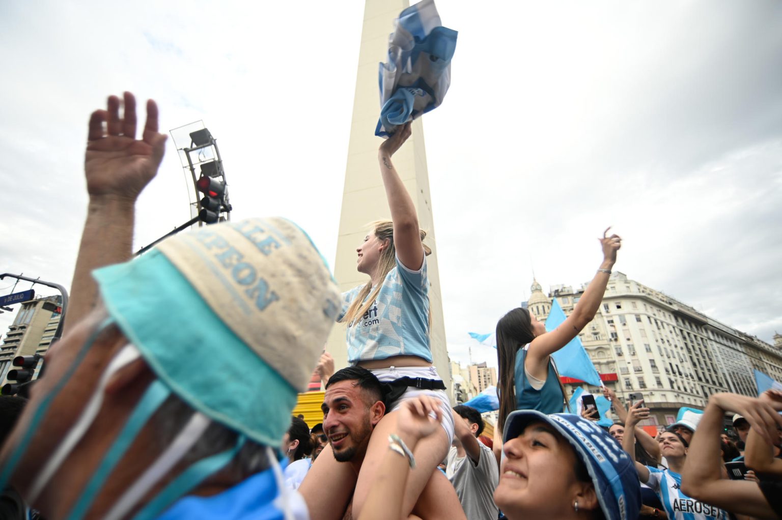 Jugadores e integrantes del plantel de Racing festejan el título con los aficionados en Buenos Aires (Argentina). EFE/STR