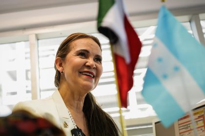 La cónsul general de Honduras en Tijuana, Edna Janeth López, habla durante una entrevista con EFE, este lunes en Tijuana (México). EFE/ Joebeth Terríquez