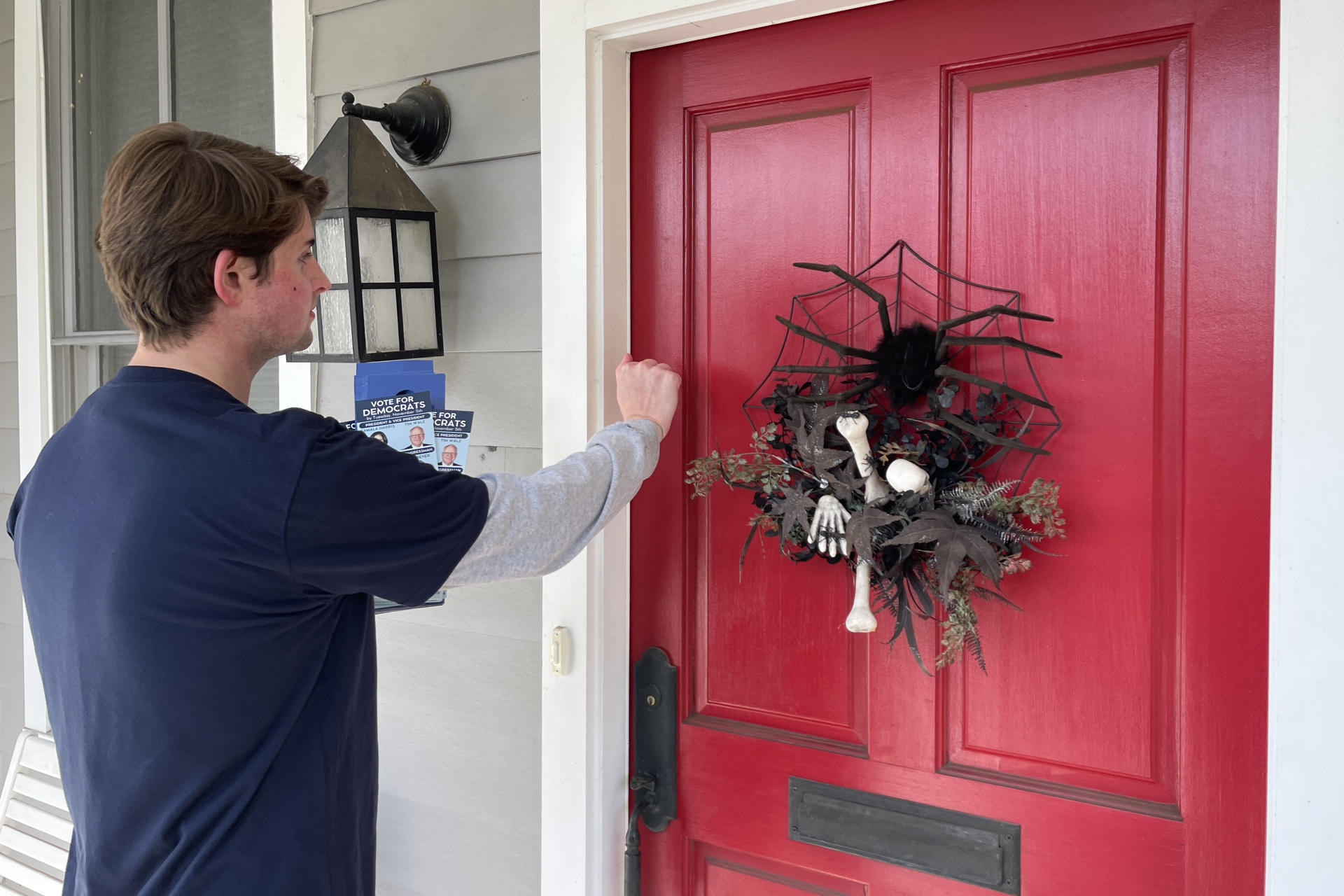 Un voluntario de la campaña de Kamala Harris deja un folleto electoral este lunes, en Arlington, Virginia (Estados Unidos). EFE/ Esteban Capdepon
