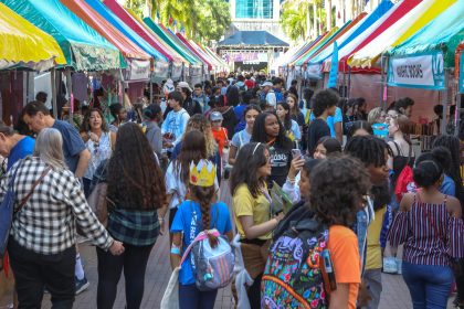 Unas personas visitan las casetas de libros durante la apertura de la Feria del Libro de Miami en el Campus Wolfson de la universidad Miami Dade College (MDC) en el centro de Miami, Florida. Archivo. EFE/Giorgio Viera