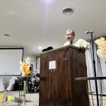 El pastor Rubén Grijalva da un sermón el miércoles 23 de octubre de 2024 en la iglesia evangélica que lidera, al nordeste de Houston, Texas (EE.UU.). EFE/Alejandra Arredondo