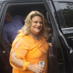 La candidata a la Gobernación de Puerto Rico por el Partido Nuevo Progresista (PNP), Jenniffer González, llega para depositar su voto al centro de votación instalado en la escuela Salvador Brau, este martes, en Carolina (Puerto Rico). EFE/ Thais Llora