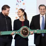 La presidenta de México, Claudia Sheinbaum (c), posa junto al boxeador mexicano Saúl 'Canelo' Álvarez (i) y el presidente del Consejo Mundial de Boxeo (CMB), Mauricio Sulaimán, durante una rueda de prensa este viernes, en el Palacio Nacional en la Ciudad de México (México). EFE/ José Méndez