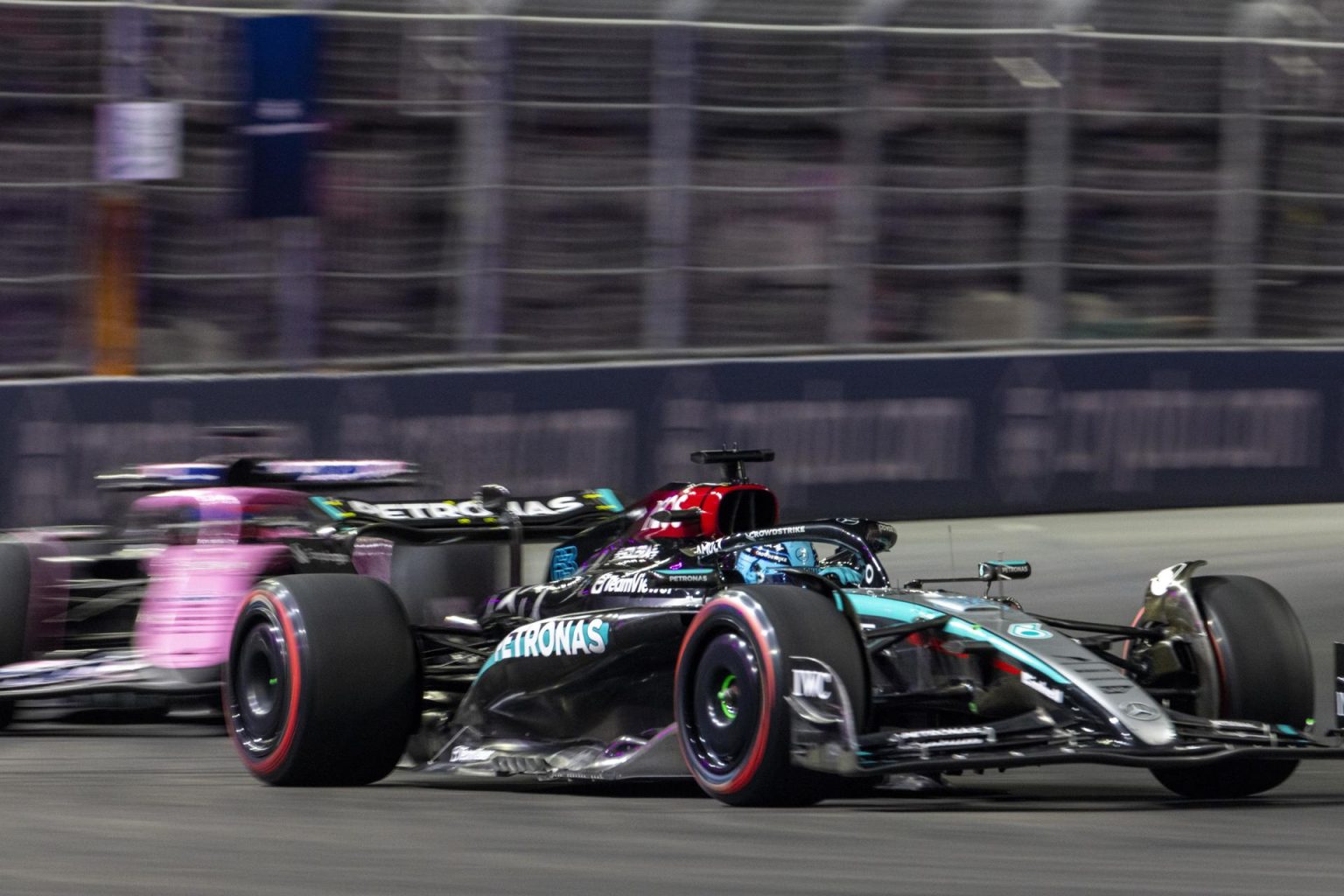 El piloto británico de Mercedes George Russell, en acción durante los entrenamientos libres del Gran Premio de Fórmula Uno de Las Vegas. EFE/EPA/SHAWN THEW