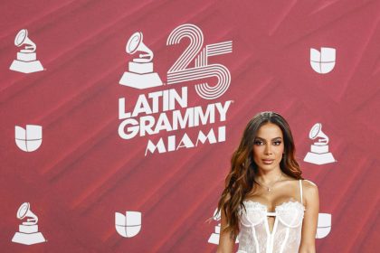 La cantante brasileña Anitta, posa en la alfombra roja de la 25 entrega anual de los Premios Latin Grammy, este jueves, en el Kaseya Center de Miami, Florida (Estados Unidos). EFE/ Eva Marie Uzcátegui