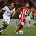 Byron Bonilla (d), del Real Estelí, disputa el balón con Fernando Piñar, del Alajuelense, en Estelí (Nicaragua). EFE/ STR