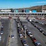 Fotografía aérea de vehículos esperando para cruzar la frontera hacia Estados Unidos este martes, en Tijuana (México). EFE/ Joebeth Terríquez