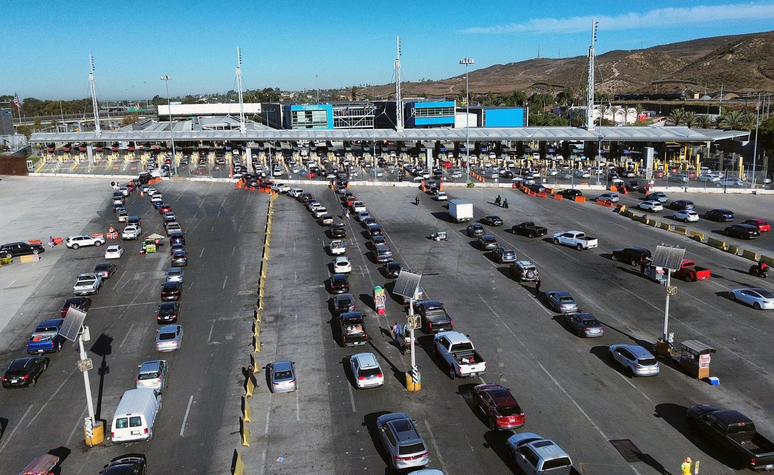 Fotografía aérea de vehículos esperando para cruzar la frontera hacia Estados Unidos este martes, en Tijuana (México). EFE/ Joebeth Terríquez