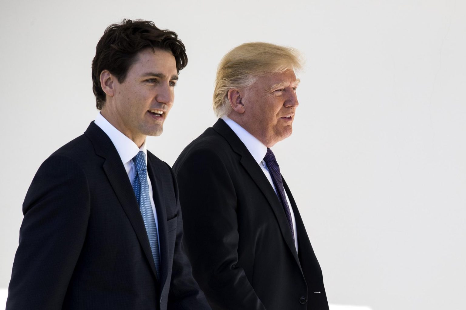 Fotografía de archivo donde aparece el primer ministro de Canadá, Justin Trudeau (i), y el presidente de EE.UU., Donald J. Trump (d). EFE/Shawn Thew