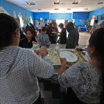 Migrantes reciben alimentos en el albergue 'Pan de Vida' con motivo del 'Día de Acción de Gracias', este jueves en Ciudad Juárez, estado de Chihuahua (México). EFE/ Luis Torres