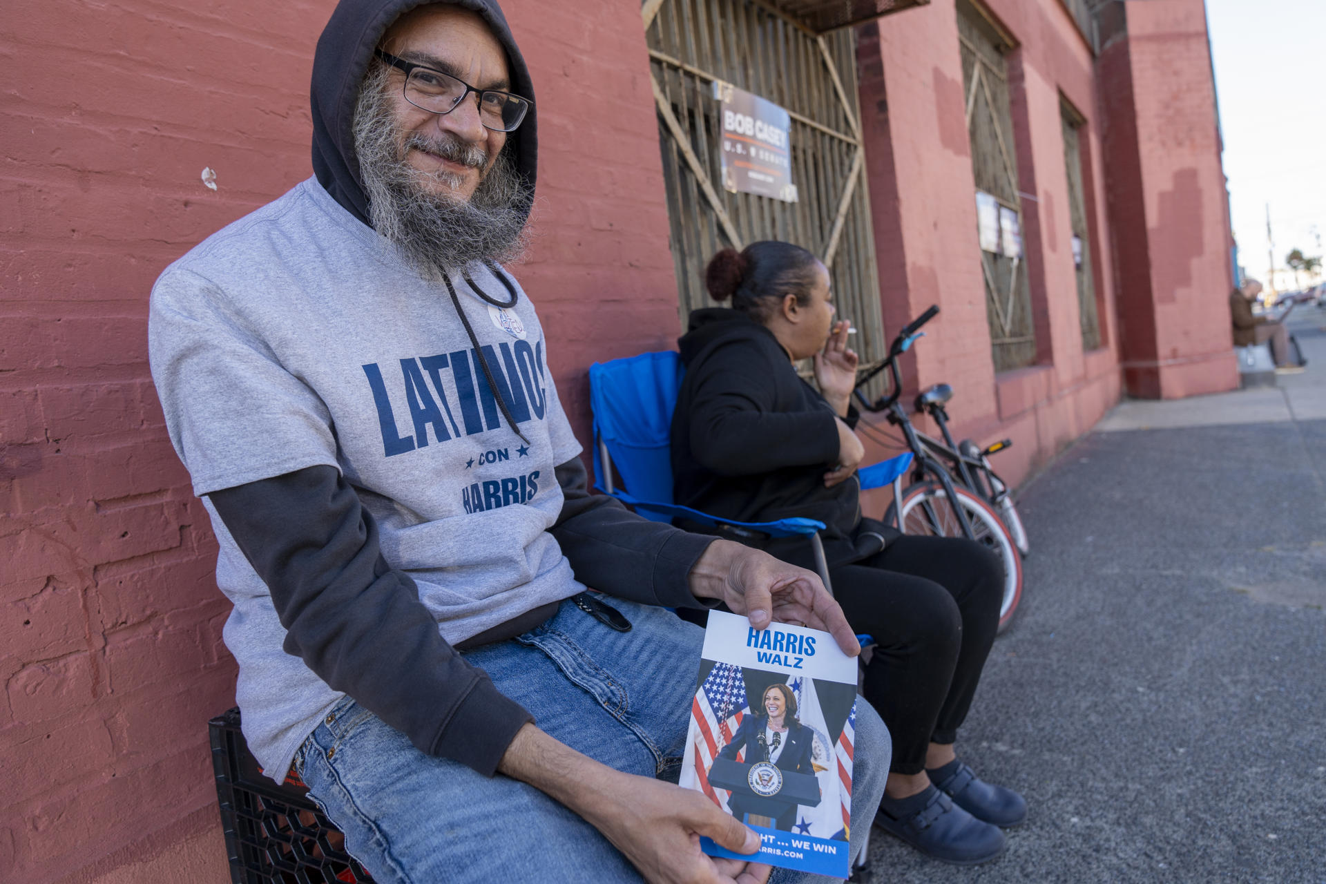 Un hombre con una camisa de 'Latinos con Harris' muestra propaganda electoral este martes, en Filadelfia, Pensilvania (Estados Unidos). EFE/ Ángel Colmenares
