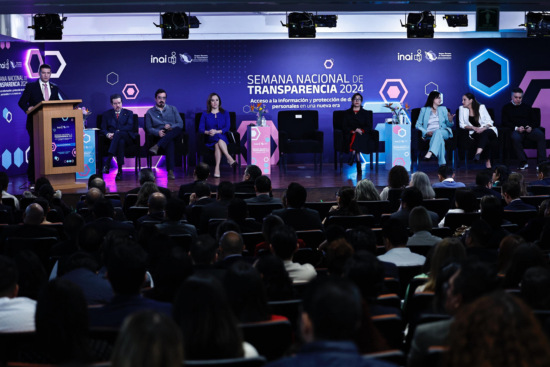 El comisionado presidente del Instituto Nacional de Transparencia, Acceso a la Información y Protección de Datos Personales (INAI) Adrián Alcalá (i), habla durante la inauguración de la semana de la transparencia, este lunes en Ciudad de México (México). EFE/Sáshenka Gutiérrez
