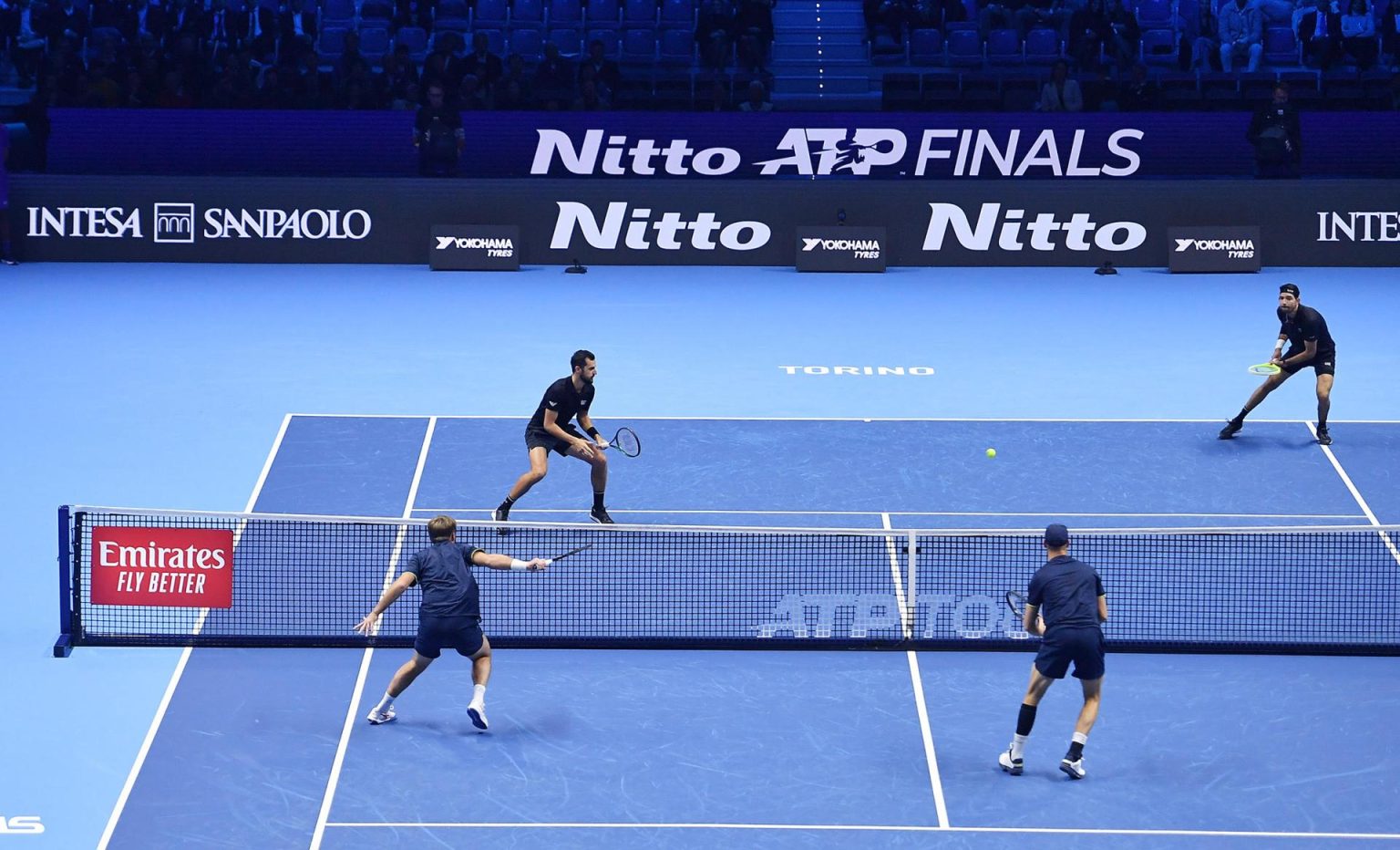 El salvadoreño Marcelo Arevaloy el croata Mate Pavic(arriba) no han podido cpn la pareja alemana formada por Kevin Krawietz y Tim Puetz durantela final de dobles del ATP Finals en Turín, Italia. EFE/EPA/Alessandro Di Marco