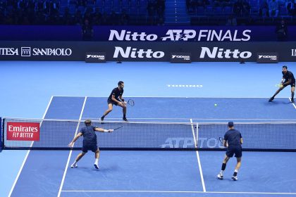 El salvadoreño Marcelo Arevaloy el croata Mate Pavic(arriba) no han podido cpn la pareja alemana formada por Kevin Krawietz y Tim Puetz durantela final de dobles del ATP Finals en Turín, Italia. EFE/EPA/Alessandro Di Marco