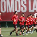 FotografÍa cedida por la Federación de Fútbol de Chile (ANFP) del último entrenamiento de la Roja antes de enfrentar este martes a Venezuela en el Estadio Nacional de Santiago en partido de la duodécima jornada de las eliminatorias sudamericanas del Mundial de 2026. EFE/ Federación De Fútbol De Chile /SOLO USO EDITORIAL)