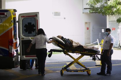 Paramédicos suben un paciente en camilla a una ambulancia en la puerta del Centro Médico de Puerto Rico, en San Juan (Puerto Rico). Imagen de archivo. EFE/ Thais Llorca