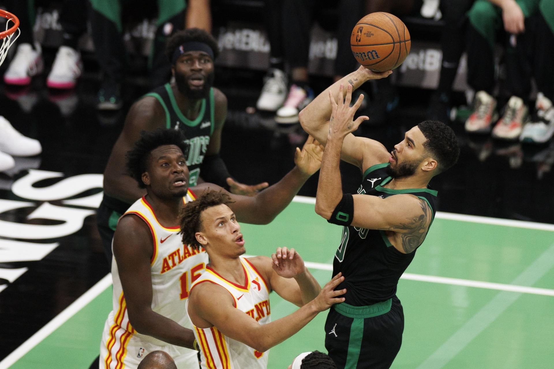 El alero de los Boston Celtics Jayson Tatum (D) lanza a canasta en presencia del pívot de los Atlanta Hawks Clint Capela (I) y el escolta Dyson Daniels (C).EFE/EPA/CJ GUNTHER SHUTTERSTOCK PROHIBIDO
