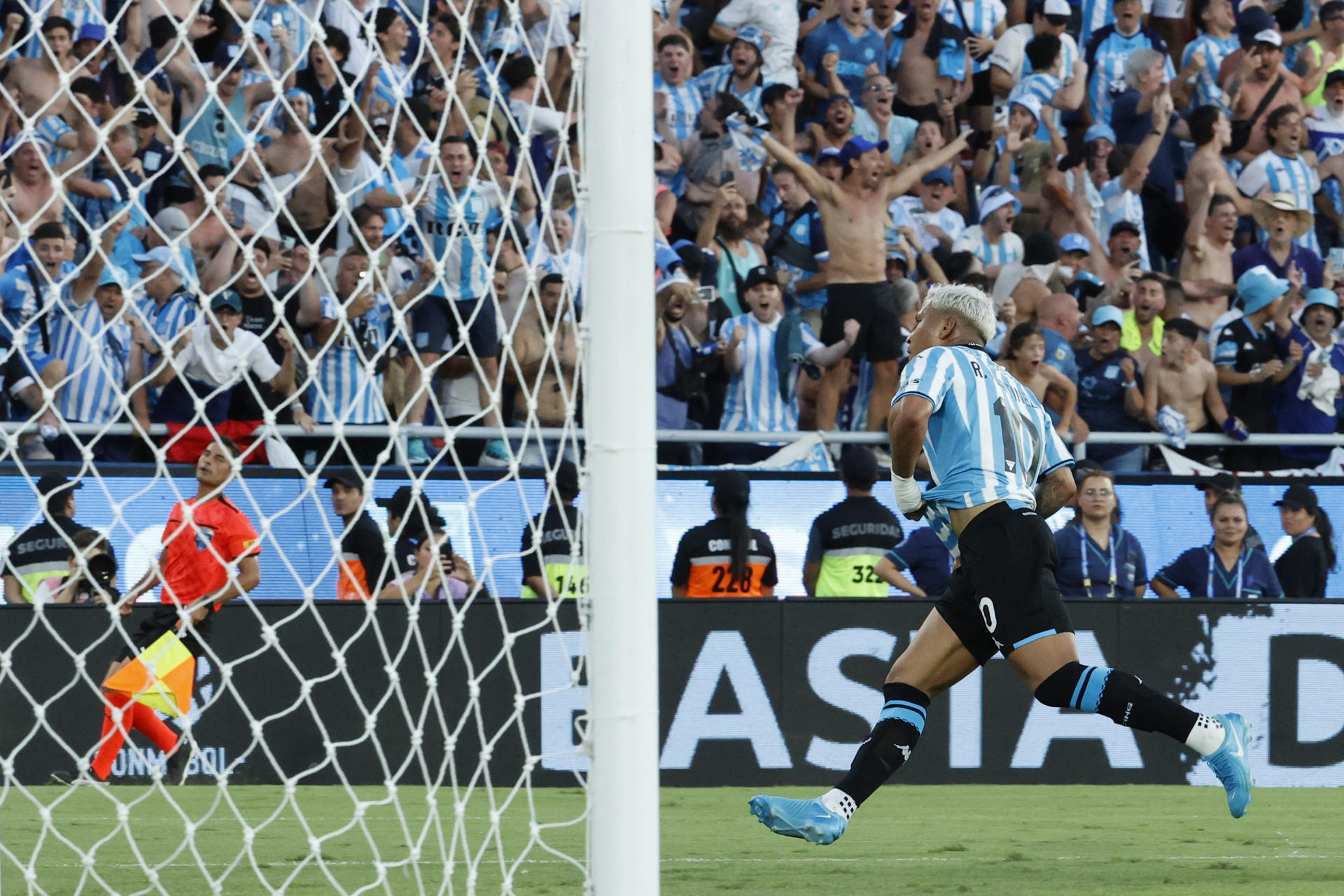 El delantero colombiano Roger Martínez celebra el gol que puso la puntilla a la final de la Copa Sudamericana que Racing ganó a Cruzeiro por 3-1 en el estadio asunceno General Pablo Rojas, la Nueva Olla. EFE/ Mauricio Dueñas Castañeda
