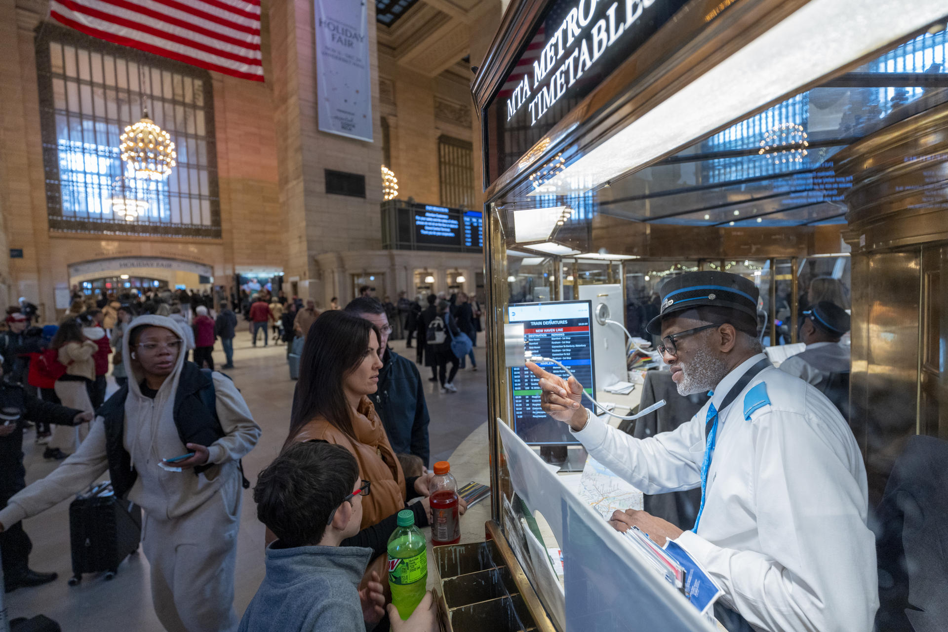 Pasajeros compran sus billetes de tren este miércoles en la estación Gran Central de Nueva York (EE.UU.). EFE/Ángel Colmenares
