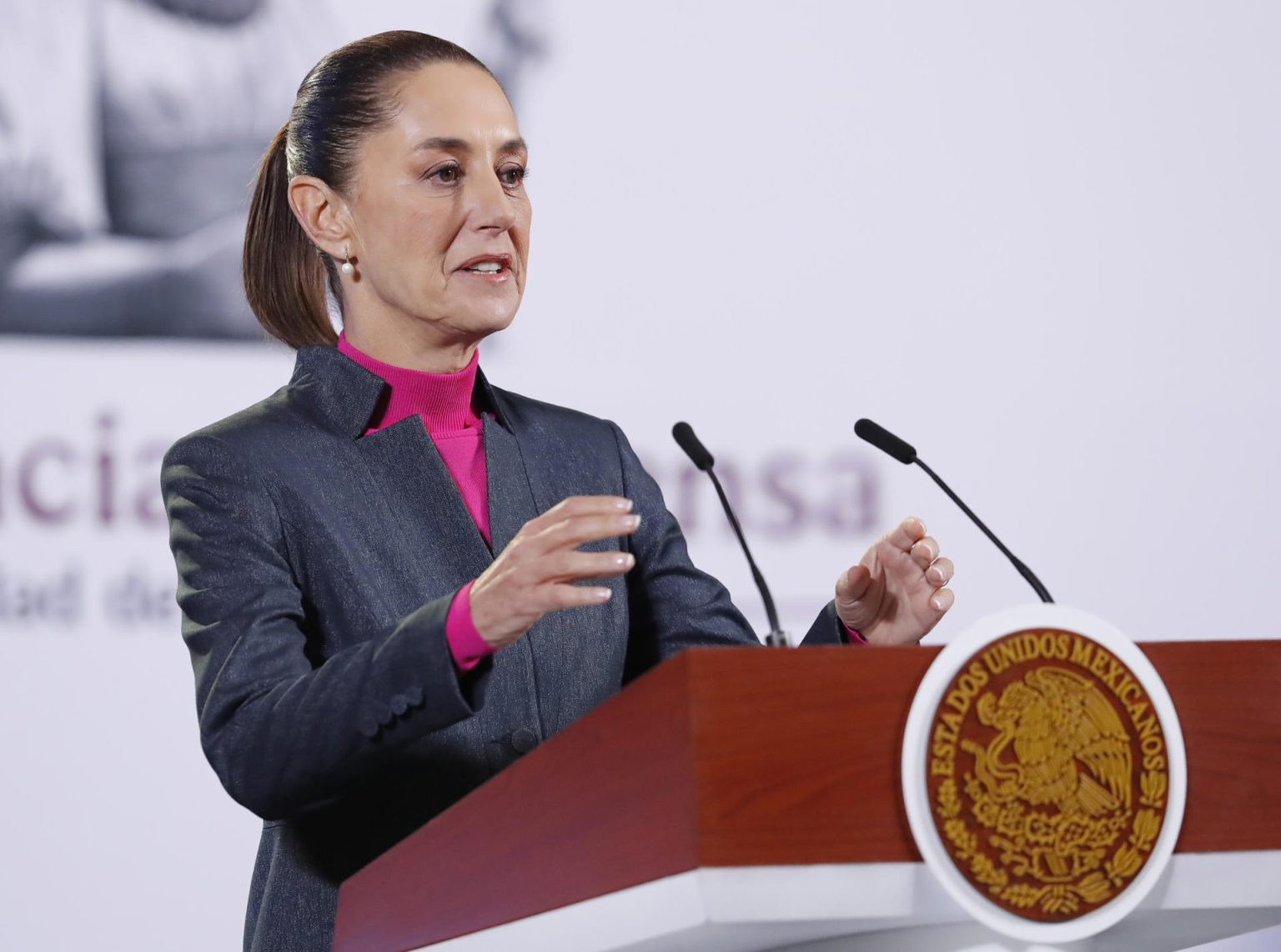 La presidenta de México, Claudia Sheinbaum, participa durante una rueda de prensa este viernes, en Palacio Nacional en Ciudad de México (México). EFE/ Mario Guzmán