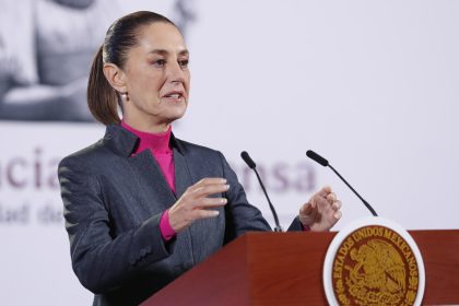 La presidenta de México, Claudia Sheinbaum, participa durante una rueda de prensa este viernes, en Palacio Nacional en Ciudad de México (México). EFE/ Mario Guzmán