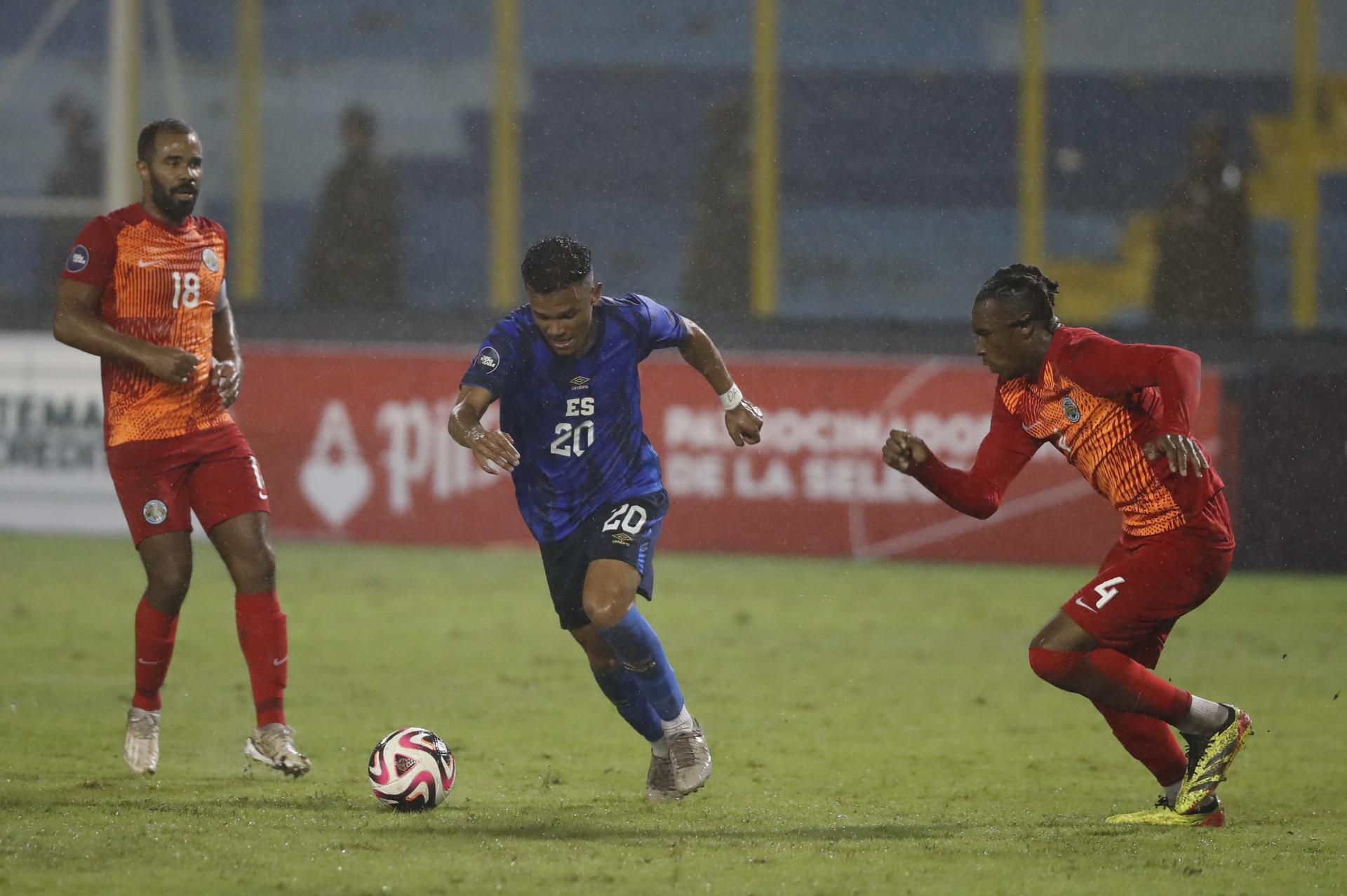 Rafael Antonio Tejada (c) de El Salvador disputa un balón con Alex Dyer (i) y Nico Gordon de Montserrat en un partido del grupo C de la Liga de las Naciones. EFE/ Rodrigo Sura
