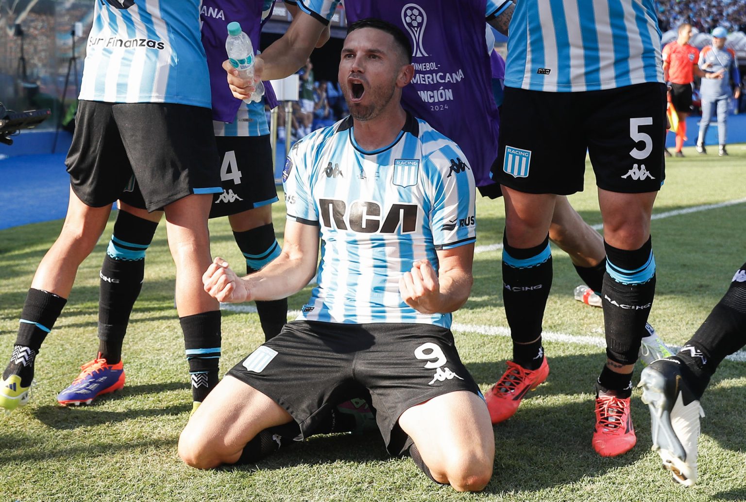 drián Martínez de Racing celebra este sábado su gol este sábado, el décimo que lo consagró como máximo goleador de la Copa Sudamericana. EFE/ Juan Pablo Pino