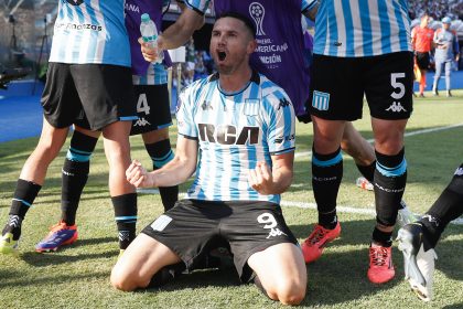 drián Martínez de Racing celebra este sábado su gol este sábado, el décimo que lo consagró como máximo goleador de la Copa Sudamericana. EFE/ Juan Pablo Pino