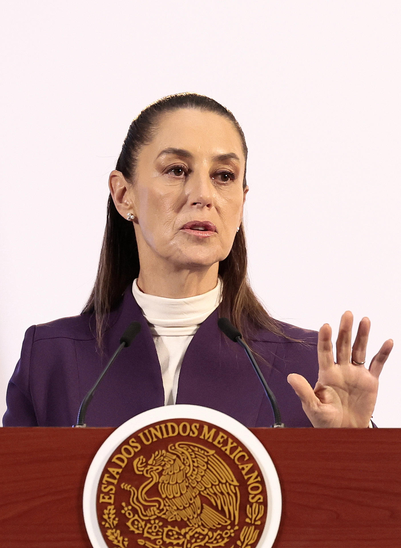 La presidenta de México, Claudia Sheinbaum, participa durante su conferencia de prensa matutina este lunes, en Palacio Nacional de Ciudad de México (México). EFE/José Méndez
