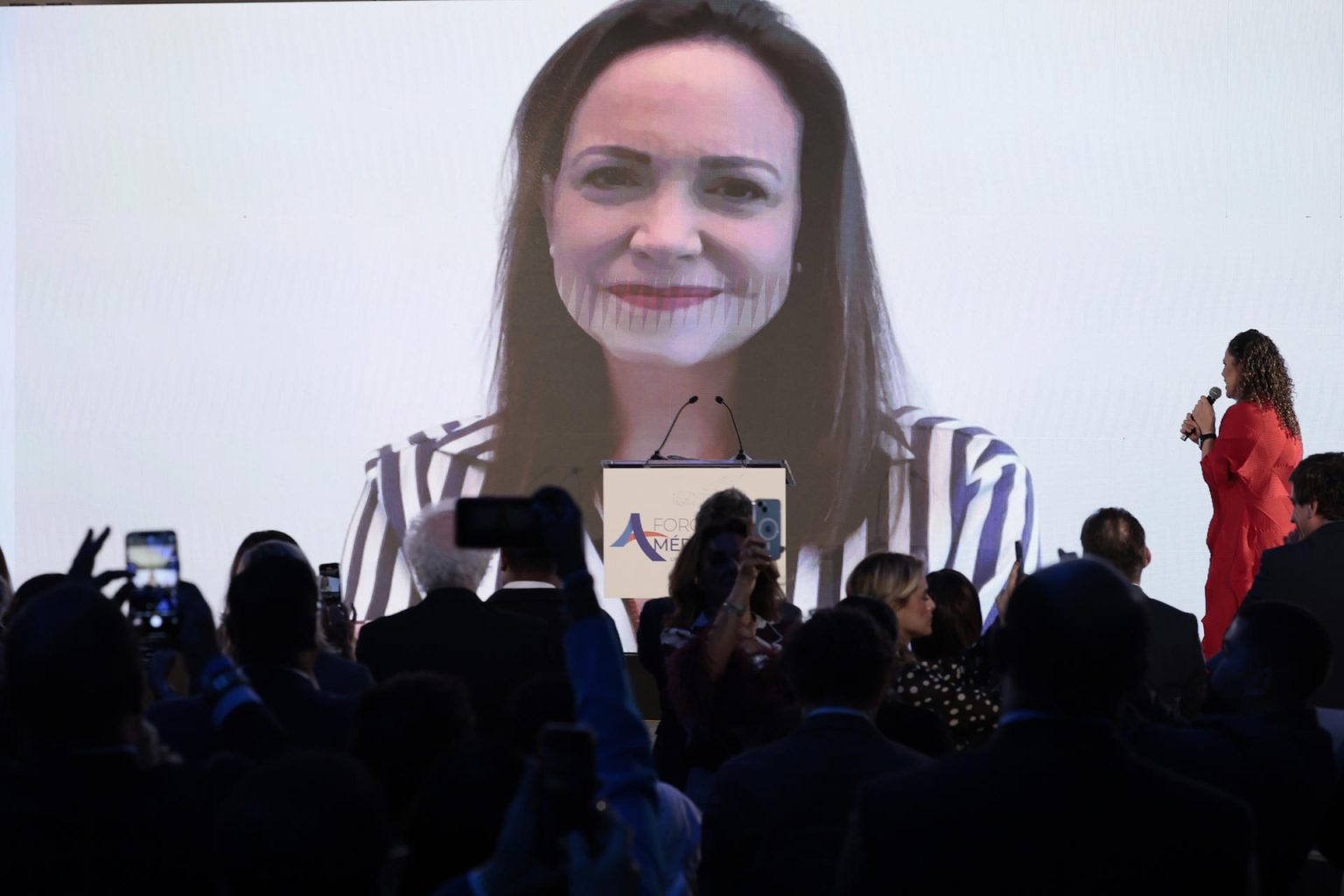 La líder opositora de Venezuela, María Corina Machado, habla a través de video conferencia durante el Foro América Libre, este viernes en Ciudad de México (México). EFE/José Méndez