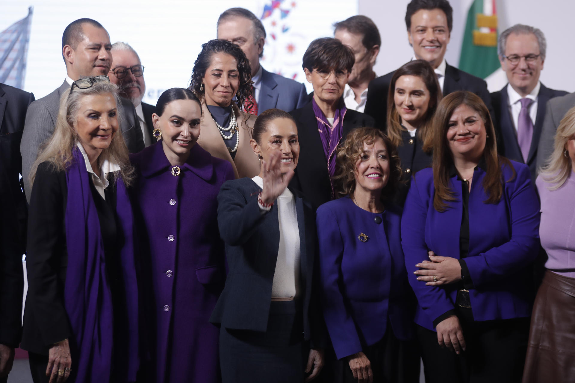 La presidenta de México, Claudia Sheinbaum (c), posa con empresarios durante una conferencia de prensa en Palacio Nacional, este miércoles en Ciudad de México (México). EFE/ Isaac Esquivel
