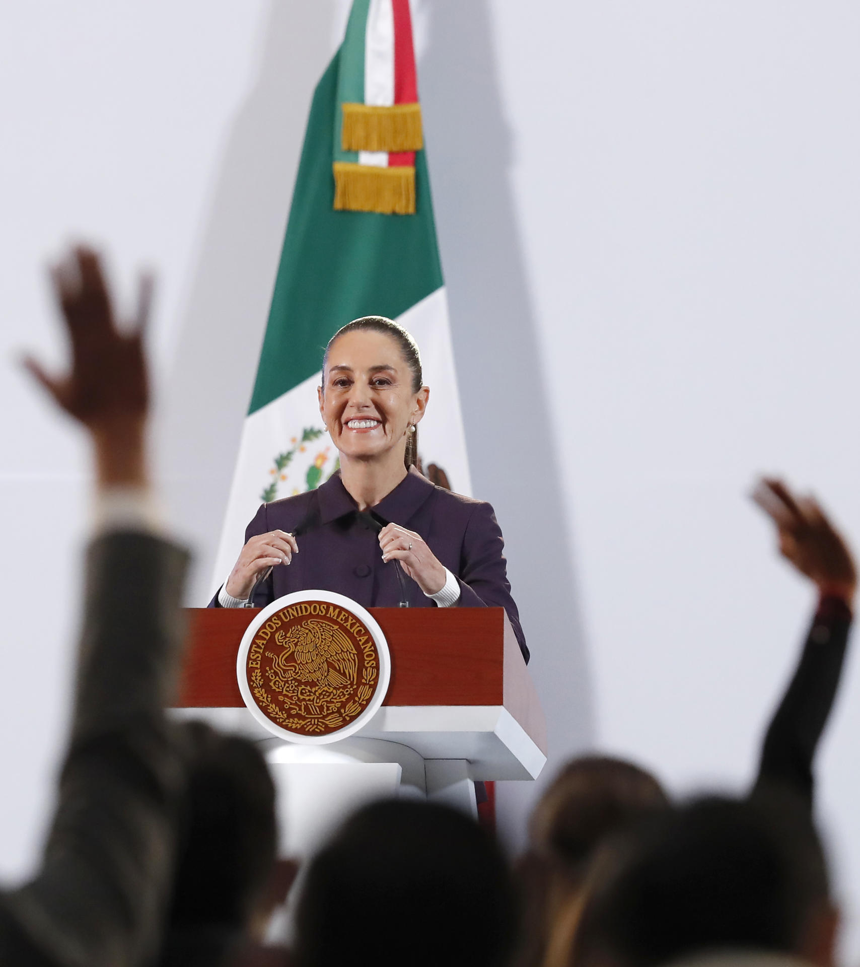 La presidenta de México, Claudia Sheinbaum, habla durante su conferencia de prensa este jueves en el Palacio Nacional de la Ciudad de México (México). EFE/ Mario Guzmán
