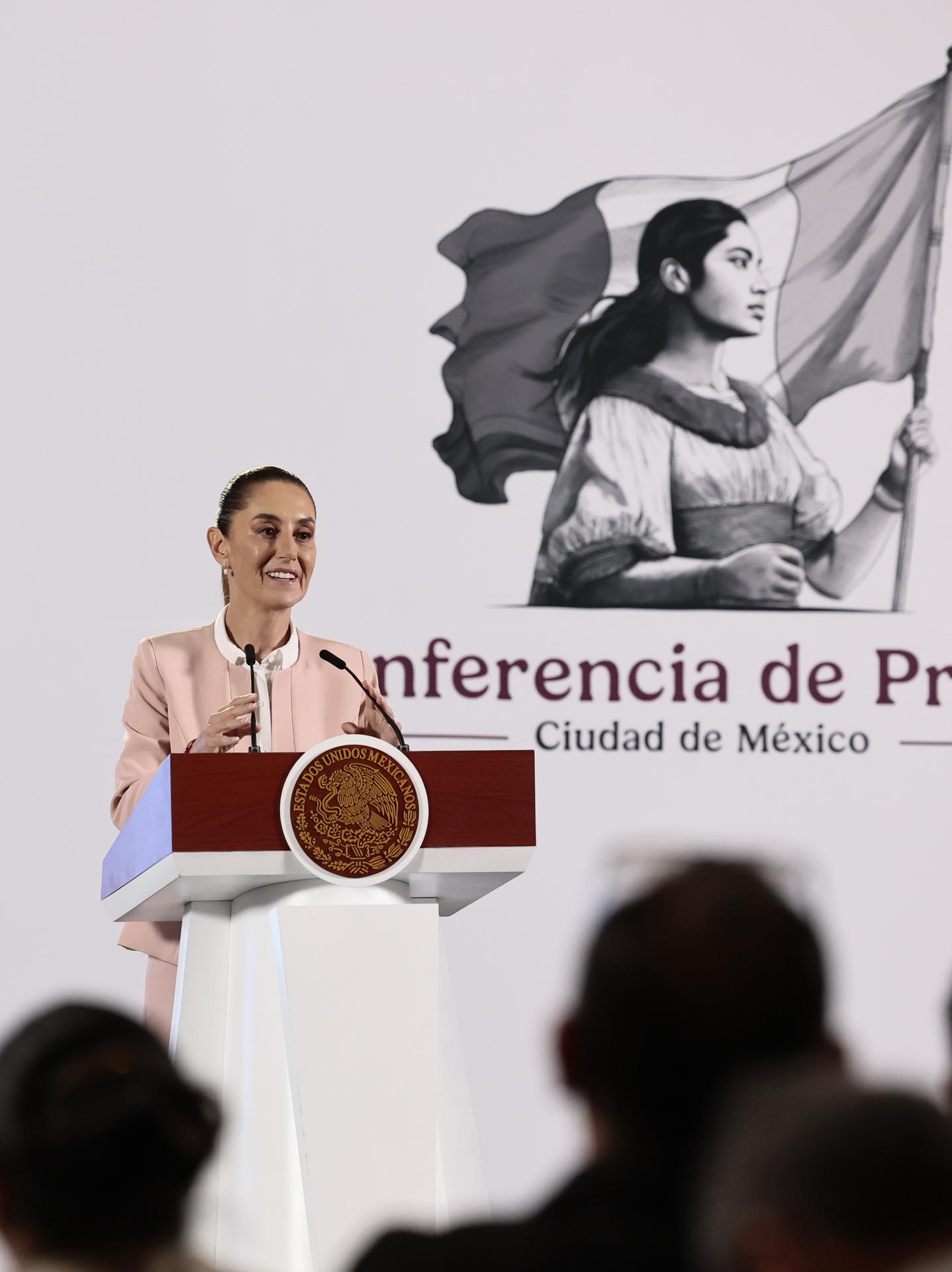 La presidenta de México Claudia Sheinbaum, participa este jueves durante una rueda de prensa en Palacio Nacional de la Ciudad de México (México). EFE/José Méndez
