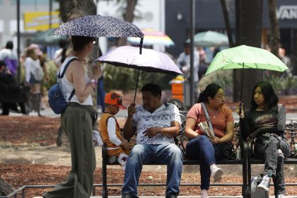 Personas se protegen del sol con sombrillas en el parque de la Alameda Central en la Ciudad de México (México). EFE/Mario Guzmán