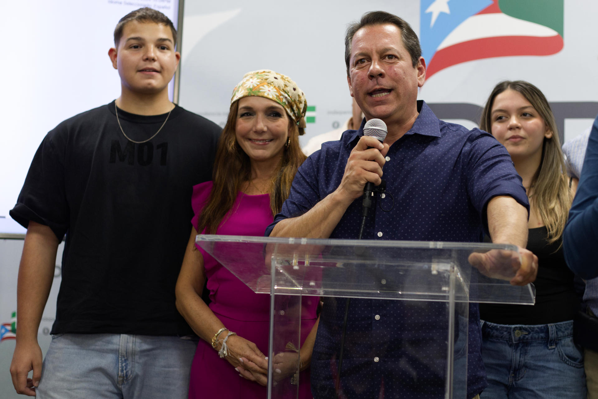 Juan Dalmau (c) del Partido Independentista de Puerto Rico habla acompañado por sus hijos Gabriel (i) y Sofía (d), y su cónyuge Griselle Morales (2-i) este martes, en San Juan (Puerto Rico). EFE/ Thais Llorca
