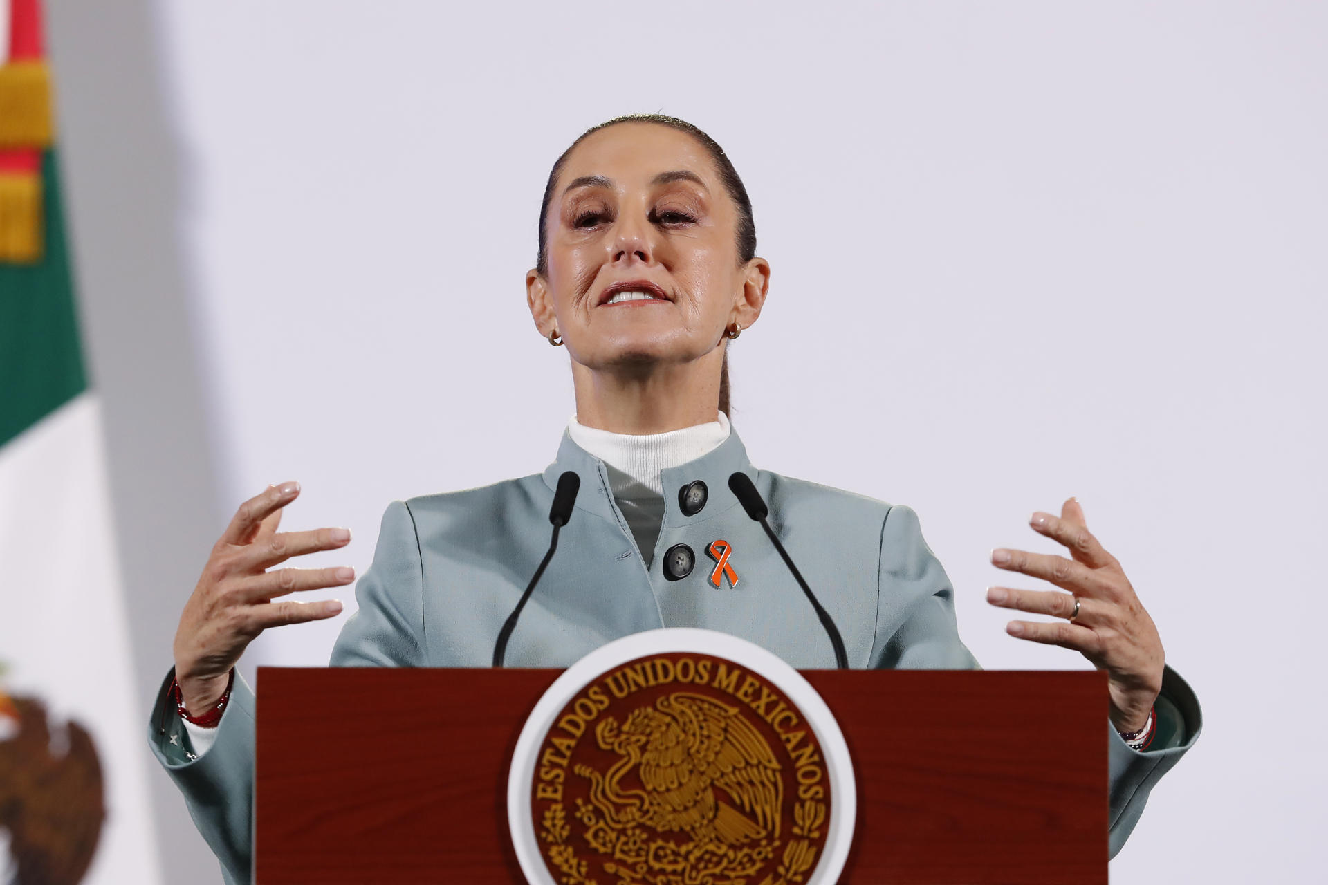 La presidenta de México, Claudia Sheinbaum, habla durante su rueda de prensa matutina este lunes, en Palacio Nacional en Ciudad de México (México). EFE/ Mario Guzmán
