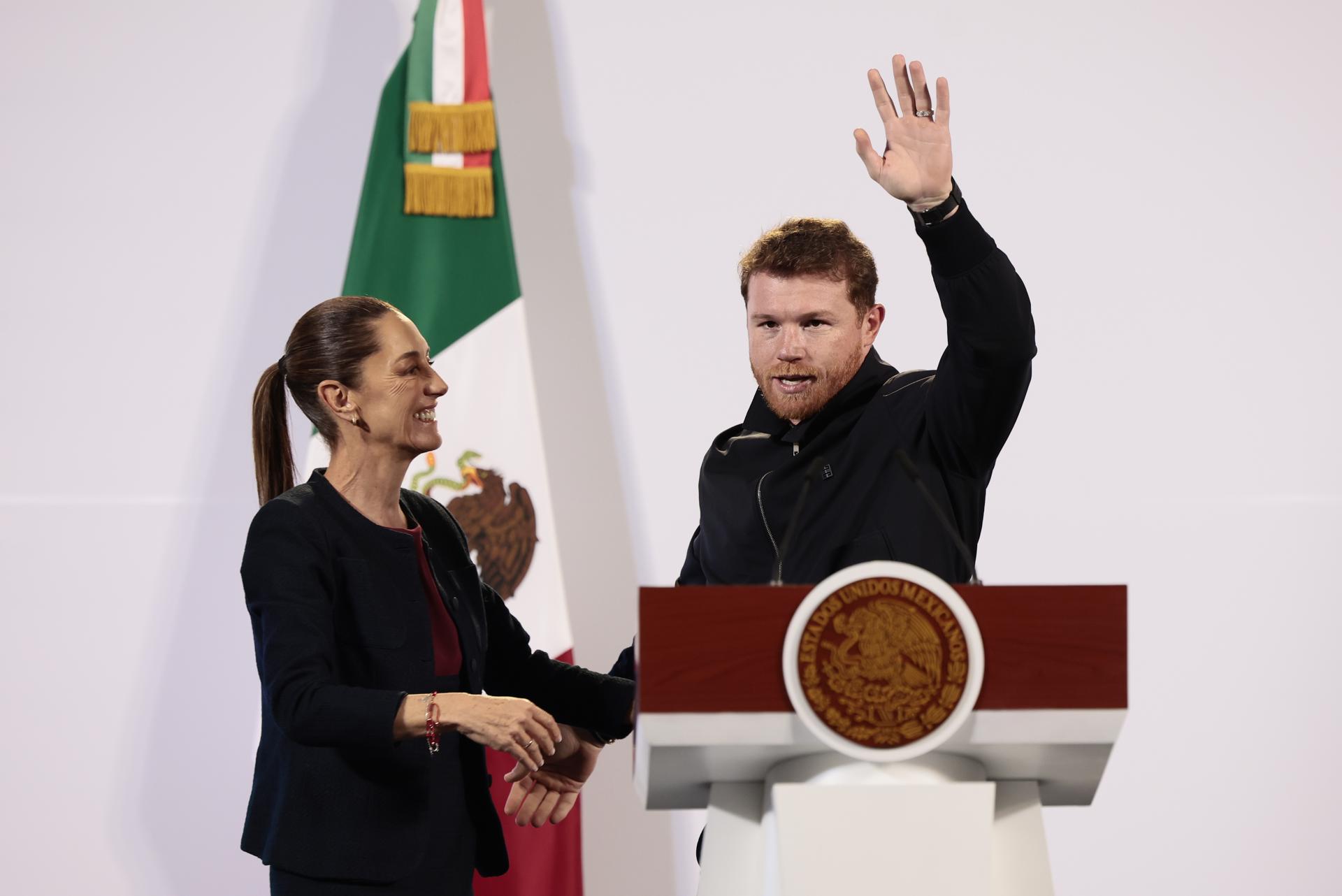 La presidenta de México, Claudia Sheinbaum (i), saluda al boxeador mexicano Saúl 'Canelo' Álvarez durante una rueda de prensa este viernes, en el Palacio Nacional de la Ciudad de México (México). EFE/ José Méndez
