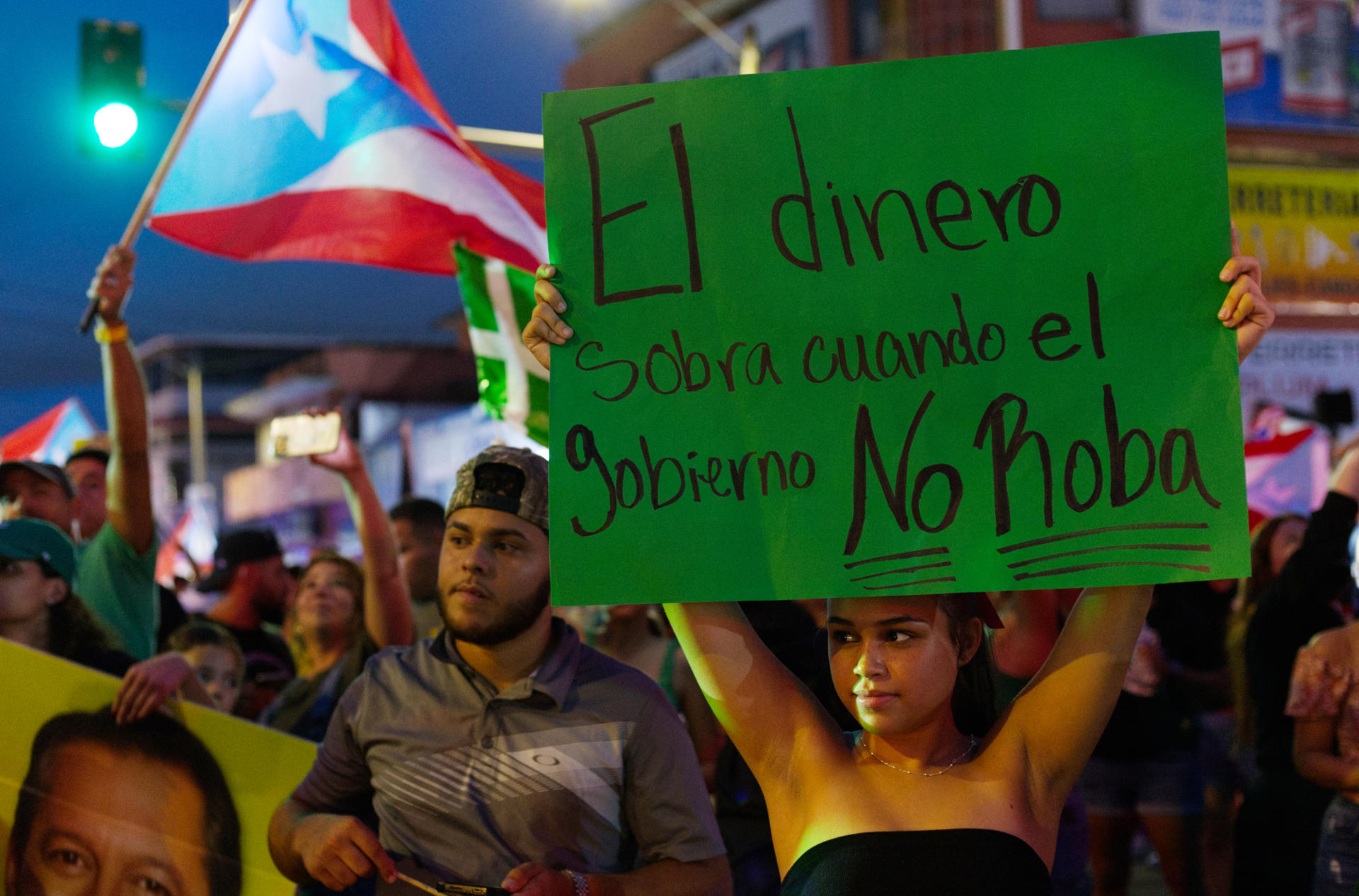 Simpatizantes del Partido independentista de Puerto Rico se reúnen en la sede del partido para esperar los resultados de las elecciones, este martes en San Juan (Puerto Rico). EFE/ Thais Llorca
