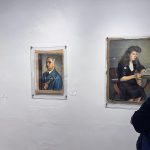 Una persona observa obras de la exposición el 'Eslabón perdido' del pintor mexicano Benjamín Coria, el 27 de noviembre de 2024 en la ciudad de Hermosillo en Sonora (México). EFE/ Daniel Sánchez