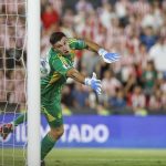 Emiliano Martínez de Argentina recibe una anotación durante un partido de las eliminatorias sudamericanas al Mundial de Fútbol 2026. EFE/ Juan Pablo Pino