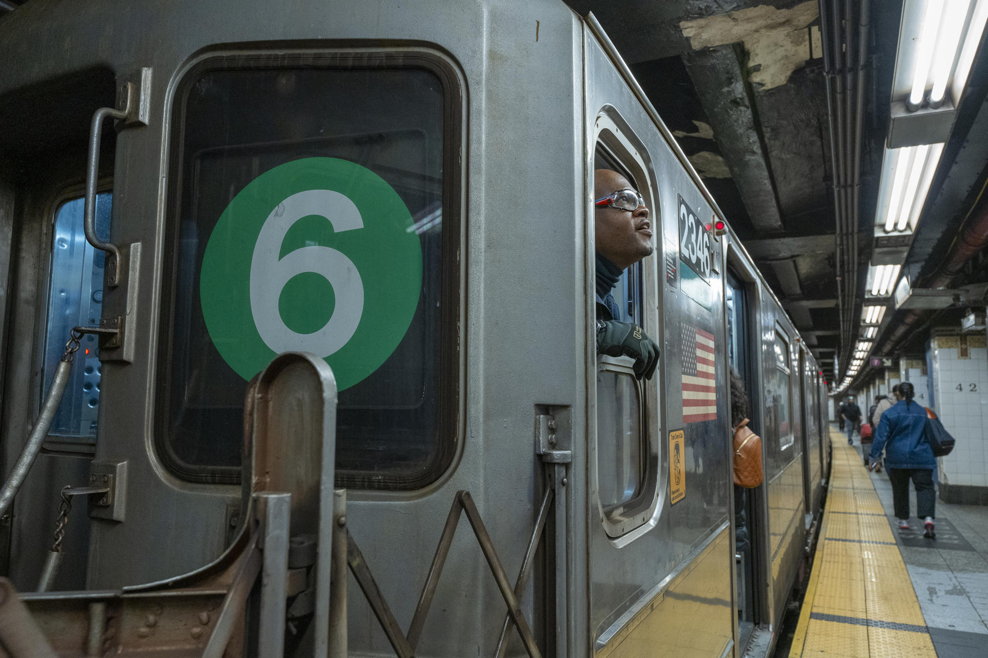 Una persona observa por una ventana del tren de la línea 6 el 14 de noviembre de 2024, en Nueva York (Estados Unidos). EFE/ Ángel Colmenares
