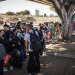 Migrantes hacen fila para solicitar papeles migratorios, en la ciudad de Tijuana, en el estado de Baja California (México). Imagen de archivo. EFE/ Joebeth Terríquez