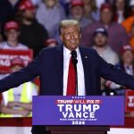 Fotografía que muestra al candidato presidencial republicano y expresidente de EE.UU., Donald Trump, hablando durante un mitin de su campaña electoral el pasado lunes en Grand Rapids, Michigan (Estados Unidos). EFE/Cj Gunther