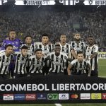 Los titulares de Botafogo, el pasado 23 de octubre, antes de un partido de la Copa Libertadores 2024, en el estadio Olímpico Nilton Santos de Rio de Janeiro (Brasil). EFE/Antonio Lacerda