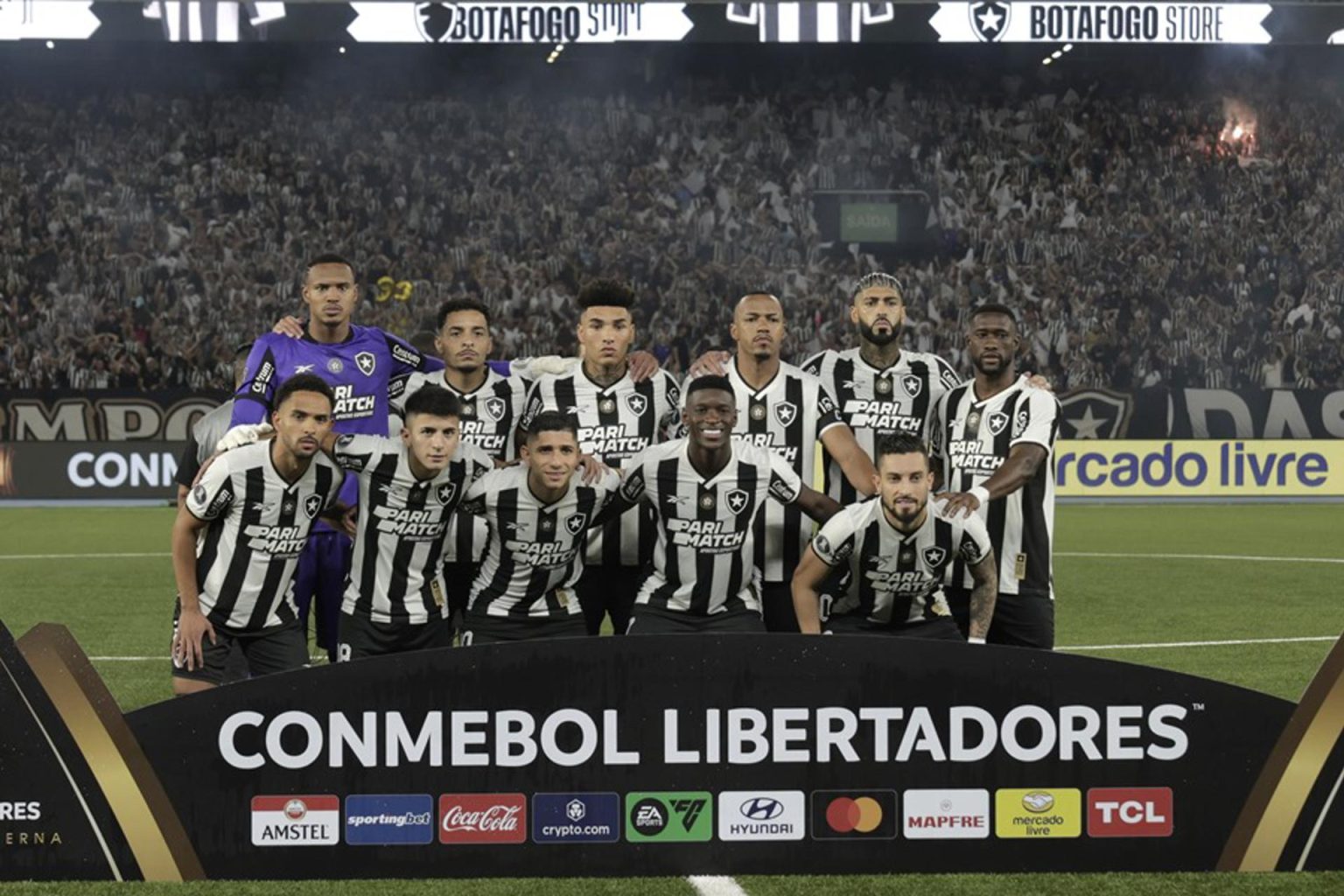 Los titulares de Botafogo, el pasado 23 de octubre, antes de un partido de la Copa Libertadores 2024, en el estadio Olímpico Nilton Santos de Rio de Janeiro (Brasil). EFE/Antonio Lacerda