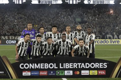 Los titulares de Botafogo, el pasado 23 de octubre, antes de un partido de la Copa Libertadores 2024, en el estadio Olímpico Nilton Santos de Rio de Janeiro (Brasil). EFE/Antonio Lacerda